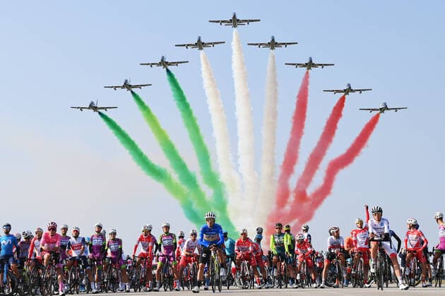 Bilder des Jahres 2020, Sport 10 Oktober Sport Themen der Woche KW42 Sport Bilder des Tages Photo Gian Mattia D Alberto LaPresse October 18, 2020 Italy Cycling Giro d Italia 2020 - 103th edition - Stage 15 from Air base Rivolto to Piancavallo In the pic: airshow before the start  Copyright: xGianxMattiaxD Alberto LaPressex
