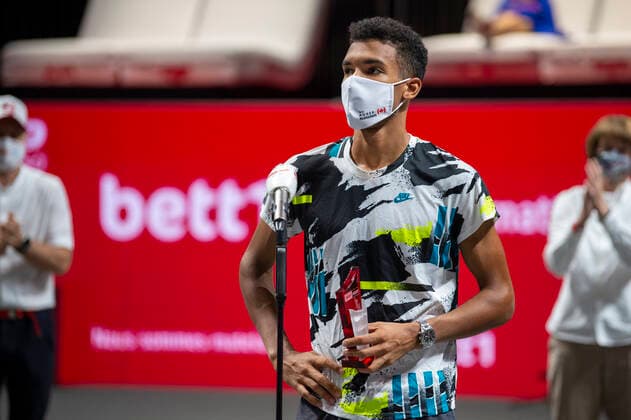 Im Felix AUGER-ALIASSIME (CAN) SIEGEREHRUNG von Alexander ZVEREV (GER), Alexander ZVEREV (GER) vs. Felix AUGER-ALIASSIME (CAN), TENNIS, bett1hulks Indoor, FINALE, 18.10.2020, GER, TENNIS, ATP, Tennis Herren TOUR, bett1hulks Indoor, FINALE, Alexander ZVEREV (GER) vs. Felix AUGER-ALIASSIME (CAN), 18.10.2020 KOELN Copyright: xEibnerxPressefotox xBenjaminxSOELZERx EP_BSO