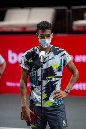 Im Felix AUGER-ALIASSIME (CAN) SIEGEREHRUNG von Alexander ZVEREV (GER), Alexander ZVEREV (GER) vs. Felix AUGER-ALIASSIME (CAN), TENNIS, bett1hulks Indoor, FINALE, 18.10.2020, GER, TENNIS, ATP, Tennis Herren TOUR, bett1hulks Indoor, FINALE, Alexander ZVEREV (GER) vs. Felix AUGER-ALIASSIME (CAN), 18.10.2020 KOELN Copyright: xEibnerxPressefotox xBenjaminxSOELZERx EP_BSO