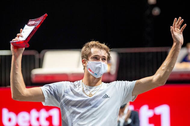Im SIEGEREHRUNG von Alexander ZVEREV (GER), Alexander ZVEREV (GER) vs. Felix AUGER-ALIASSIME (CAN), TENNIS, bett1hulks Indoor, FINALE, 18.10.2020, GER, TENNIS, ATP, Tennis Herren TOUR, bett1hulks Indoor, FINALE, Alexander ZVEREV (GER) vs. Felix AUGER-ALIASSIME (CAN), 18.10.2020 KOELN Copyright: xEibnerxPressefotox xBenjaminxSOELZERx EP_BSO