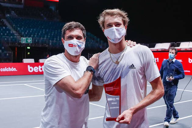 Nach dem Turniersieg v.l., ZVEREV, Mischa (GER) ATP, Tennis Herren Ranking No. 265, gesetzt an No. WC und Einzelsieger, Alexander (GER) ATP-Ranking No. 7, gesetzt an No. 1 bleiben leer bei den bett1HULKS Indoors - ATP 250 am 18.10.2020 in Köln (LANXESS arena), Deutschland