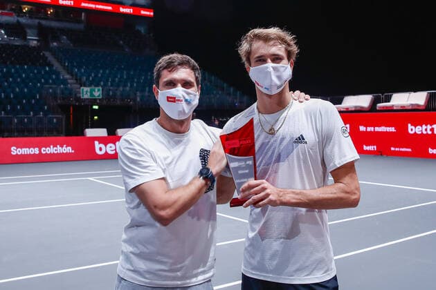 Nach dem Turniersieg v.l., ZVEREV, Mischa (GER) ATP, Tennis Herren Ranking No. 265, gesetzt an No. WC und Einzelsieger, Alexander (GER) ATP-Ranking No. 7, gesetzt an No. 1 bleiben leer bei den bett1HULKS Indoors - ATP 250 am 18.10.2020 in Köln (LANXESS arena), Deutschland