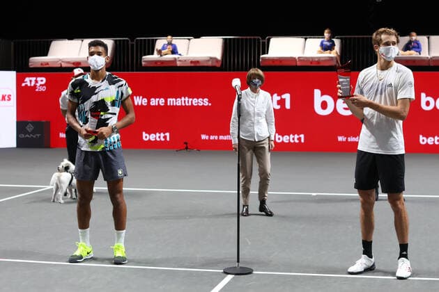 ATP, Tennis Herren 250 Finale Köln Deutschland 18.10.2020 Siegerehrung Rechts: Gewinner Alexander Zverev Links: Felix Auger-Aliassime Mitte: Oberbürgermeisterin Henriette Reker