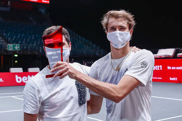 Nach dem Turniersieg v.l., ZVEREV, Mischa (GER) ATP, Tennis Herren Ranking No. 265, gesetzt an No. WC und Einzelsieger, Alexander (GER) ATP-Ranking No. 7, gesetzt an No. 1 bleiben leer bei den bett1HULKS Indoors - ATP 250 am 18.10.2020 in Köln (LANXESS arena), Deutschland