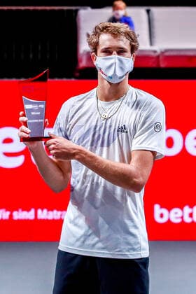 Mit Siegertrophehe ZVEREV, Mischa (GER) ATP, Tennis Herren Ranking No. 265, gesetzt an No. WC und Einzelsieger, Alexander (GER) ATP-Ranking No. 7, gesetzt an No. 1 bleiben leer bei den bett1HULKS Indoors - ATP 250 am 18.10.2020 in Köln (LANXESS arena), Deutschland