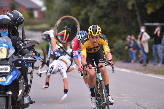 Bilder des Jahres 2020, Sport 10 Oktober Sport Themen der Woche KW42 Sport Bilder des Tages OUDENAARDE, BELGIUM - OCTOBER 18 : Crash of ALAPHILIPPE Julian (FRA) of DECEUNINCK - QUICK - STEP during the Flanders Classics 104th Ronde Van Vlaanderen cycling race with start in Antwerp and finish in Oudenaarde on October 18, 2020 in Oudenaarde, Belgium, 18 10 2020 ( Motordriver Kenny Verfaillie - Photo pool by Luc Claessen Photo News CYCLISME: 2020 Tour des flandres - 18 10 2020 PHOTONEWS PANORAMIC 