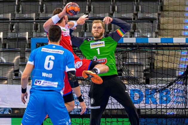 Stuttgart, Deutschland 18. Oktober 2020: HBL - 20 21 - TVB 1898 Stuttgart vs. TBV Lemgo Marcel Timm (TBV Lemgo) beim Wurf, Torhueter Johannes Bitter (Stuttgart) Stuttgart Porsche Arena Baden-Württemberg Deutschland