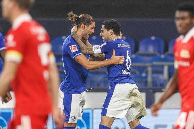 Bilder des Jahres 2020, Sport 10 Oktober Sport Themen der Woche KW42 Sport Bilder des Tages FC Schalke 04 - Union Berlin 18.10.2020, Fussball, Saison 2020 2021, 1. Bundesliga, 4. Spieltag, FC Schalke 04 - Union Berlin, v. l. Goncalo Paciencia (FC Schalke 04), Omar Mascarell (FC Schalke 04) Foto: Tim Rehbein RHR-FOTO Pool Gelsenkirchen Veltins Arena NRW Deutschland *** FC Schalke 04 Union Berlin 18 10 2020, Football, Season 2020 2021, 1 Bundesliga, 4 Matchday, FC Schalke 04 Union Berlin, v l Goncalo Paciencia FC Schalke 04 , Omar Mascarell FC Schalke 04 Photo Tim Rehbein RHR FOTO Pool Gelsenkirchen Veltins Arena NRW Germany Poolfoto Tim Rehbein RHR-FOTO Pool ,EDITORIAL USE ONLY