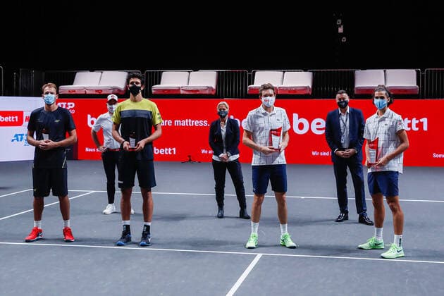 Siegerehrung des Doppelfinales v.l., KUBOT, Lukasz (POL) ATP, Tennis Herren Ranking Doppel No. 18, gesetzt an No. 1, Adam Szpyt, Gesch?ftsf?hrer der bett1.de GmbH und Titelsponsor, MELO, Marcelo (BRA) ATP-Ranking Doppel No. 18, Barbara Rittner, Turnierdirektorin und Bundestrainerin des Deutschen Tennis Bundes (DTB), MAHUT, Nicolas (FRA) ATP-Ranking Doppel No. 28, gesetzt an No. 2, HERBERT, Edwin Weindorfer, CEO der e motion group und Veranstalter bleiben leer bei den bett1HULKS Indoors - ATP 250 am 18.10.2020 in Köln (LANXESS arena), Deutschland