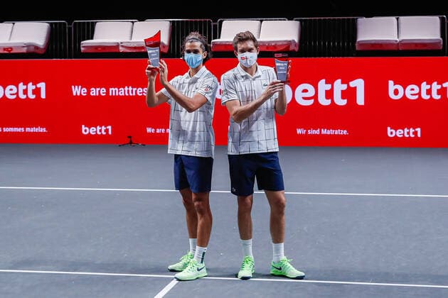 Die glücklichen Sieger des Turniers v.l. HERBERT, Pierre-Hugues (FRA) ATP, Tennis Herren Ranking Doppel No. 28, gesetzt an No. 2, MAHUT, Nicolas (FRA) ATP-Ranking Doppel No. 28 bleiben leer bei den bett1HULKS Indoors - ATP 250 am 18.10.2020 in Köln (LANXESS arena), Deutschland