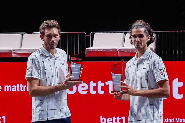 Die glücklichen Sieger des Turniers v.r. HERBERT, Pierre-Hugues (FRA) ATP, Tennis Herren Ranking Doppel No. 28, gesetzt an No. 2, MAHUT, Nicolas (FRA) ATP-Ranking Doppel No. 28 bleiben leer bei den bett1HULKS Indoors - ATP 250 am 18.10.2020 in Köln (LANXESS arena), Deutschland