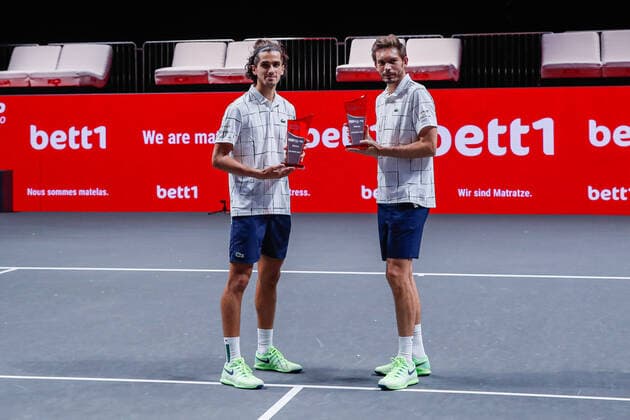 Die glücklichen Sieger des Turniers v.l. HERBERT, Pierre-Hugues (FRA) ATP, Tennis Herren Ranking Doppel No. 28, gesetzt an No. 2, MAHUT, Nicolas (FRA) ATP-Ranking Doppel No. 28 bleiben leer bei den bett1HULKS Indoors - ATP 250 am 18.10.2020 in Köln (LANXESS arena), Deutschland