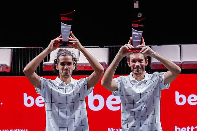 Die glücklichen Sieger des Turniers v.l. HERBERT, Pierre-Hugues (FRA) ATP, Tennis Herren Ranking Doppel No. 28, gesetzt an No. 2, MAHUT, Nicolas (FRA) ATP-Ranking Doppel No. 28 bleiben leer bei den bett1HULKS Indoors - ATP 250 am 18.10.2020 in Köln (LANXESS arena), Deutschland