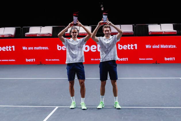 Die glücklichen Sieger des Turniers v.l. HERBERT, Pierre-Hugues (FRA) ATP, Tennis Herren Ranking Doppel No. 28, gesetzt an No. 2, MAHUT, Nicolas (FRA) ATP-Ranking Doppel No. 28 bleiben leer bei den bett1HULKS Indoors - ATP 250 am 18.10.2020 in Köln (LANXESS arena), Deutschland
