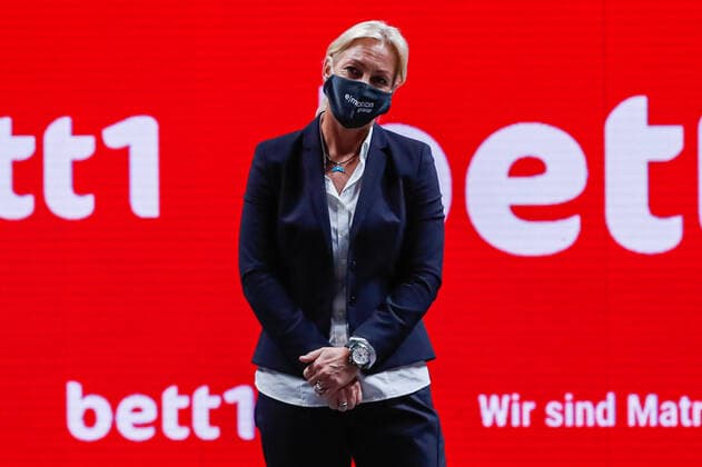 Bei der Siegerehrung des Doppel, Barbara Rittner, Turnierdirektorin und Bundestrainerin des Deutschen Tennis Bundes (DTB) bleiben leer bei den bett1HULKS Indoors - ATP, Tennis Herren 250 am 18.10.2020 in Köln (LANXESS arena), Deutschland