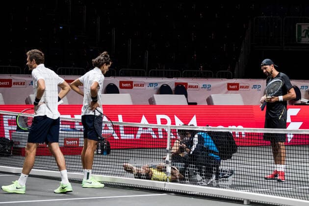 bett1HULKS Indoors - ATP, Tennis Herren 250; Koeln, 18.10.2020 Marcelo MELO (BRA) bleibt nach Treffer am Hinterkopf durch seinen Mitspieler Lukasz KUBOT (POL) liegen und muss behandelt werden bett1HULKS Indoors - ATP 250 am 18.10.2020 in Koeln (LANXESSarena), Deutschland Copyright: xBEAUTIFULxSPORTS Wunderlx