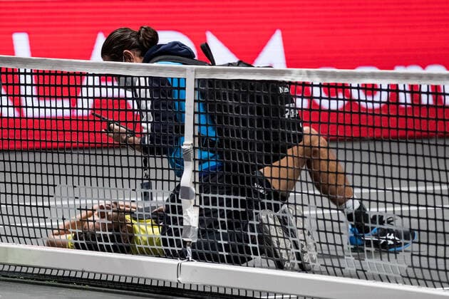 bett1HULKS Indoors - ATP, Tennis Herren 250; Koeln, 18.10.2020 Marcelo MELO (BRA) bleibt nach Treffer am Hinterkopf durch seinen Mitspieler Lukasz KUBOT (POL) liegen und muss behandelt werden bett1HULKS Indoors - ATP 250 am 18.10.2020 in Koeln (LANXESSarena), Deutschland Copyright: xBEAUTIFULxSPORTS Wunderlx