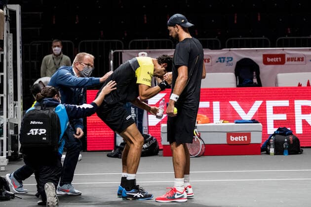 bett1HULKS Indoors - ATP, Tennis Herren 250; Koeln, 18.10.2020 Marcelo MELO (BRA) bleibt nach Treffer am Hinterkopf durch seinen Mitspieler Lukasz KUBOT (POL) liegen und muss behandelt werden. Nach einigen Minuten schafft er es aufzustehen und weiterzuspielen. bett1HULKS Indoors - ATP 250 am 18.10.2020 in Koeln (LANXESSarena), Deutschland Copyright: xBEAUTIFULxSPORTS Wunderlx