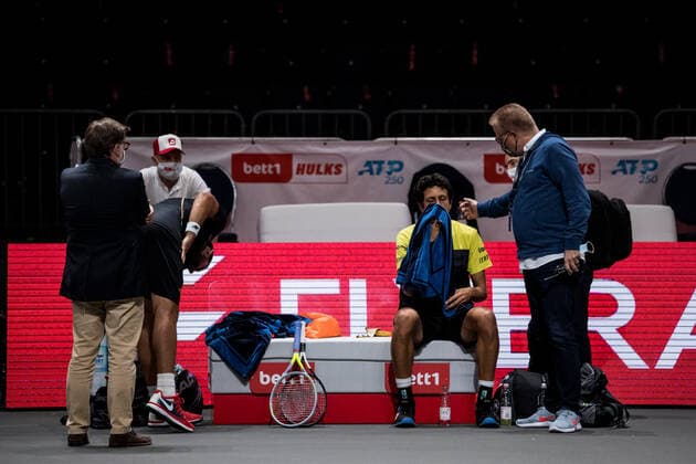 bett1HULKS Indoors - ATP, Tennis Herren 250; Koeln, 18.10.2020 Marcelo MELO (BRA) bleibt nach Treffer am Hinterkopf durch seinen Mitspieler Lukasz KUBOT (POL) liegen und muss behandelt werden. Nach einigen Minuten schafft er es aufzustehen und weiterzuspielen. bett1HULKS Indoors - ATP 250 am 18.10.2020 in Koeln (LANXESSarena), Deutschland Copyright: xBEAUTIFULxSPORTS Wunderlx