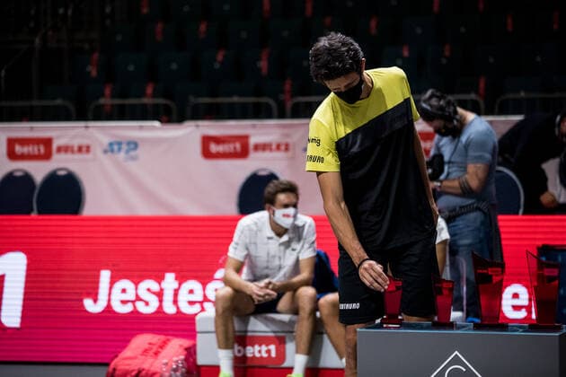 bett1HULKS Indoors - ATP, Tennis Herren 250; Koeln, 18.10.2020 Marcelo MELO (BRA) nimmt sich seine Trophaee bett1HULKS Indoors - ATP 250 am 18.10.2020 in Koeln (LANXESSarena), Deutschland Copyright: xBEAUTIFULxSPORTS Wunderlx