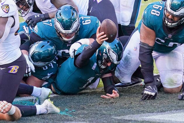 Bilder des Jahres 2020, Sport 10 Oktober Sport Themen der Woche KW42 Sport Bilder des Tages PHILADELPHIA, PA - OCTOBER 18: Philadelphia Eagles quarterback Carson Wentz (11) rushes for a touchdown during the game between the Baltimore Ravens and the Philadelphia Eagles on October 18, 2020 at Lincoln Financial Field in Philadelphia, PA. (Photo by Andy Lewis Icon Sportswire) NFL, American Football Herren, USA OCT 18 Ravens at Eagles Icon201018055