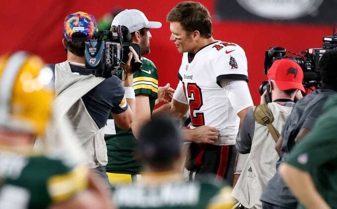 Bilder des Jahres 2020, Sport 10 Oktober Sport Themen der Woche KW42 Sport Bilder des Tages October 18, 2020, Tampa, Florida, USA: Green Bay Packers quarterback Aaron Rodgers (12) and Tampa Bay Buccaneers quarterback Tom Brady (12) visit at mid field at the conclusion of the fourth quarter of the game between the Green Bay Packers at Buccaneers and the Tampa Bay Buccaneers on Sunday, Oct. 18, 2020, at Raymond James Stadium in Tampa. Tampa USA - ZUMAs70_ 0105711019st Copyright: xDouglasxR.xCliffordx