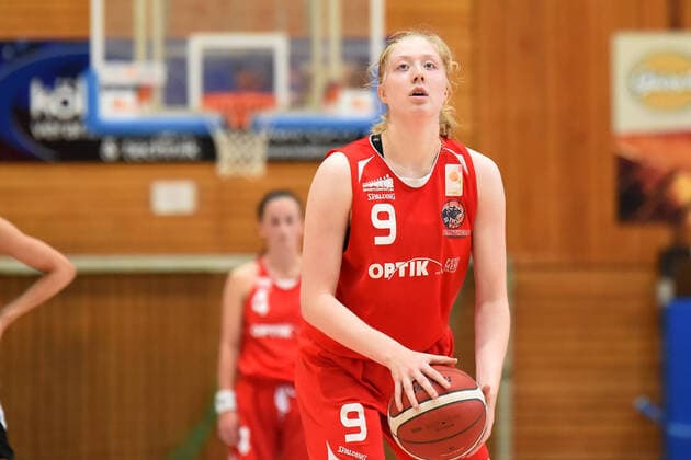 Basketball - WNBL - OSC Junior Panthers vs. Metropol Girls Recklinghausen in der OSC-Halle in Osnabrück. Frieda Bühner (OSC Junior Panthers) beim Freiwurf. Osnabrück OSC-Halle Niedersachsen Deutschland *** Basketball WNBL OSC Junior Panthers vs Metropol Girls Recklinghausen in the OSC hall in Osnabrück Frieda Bühner OSC Junior Panthers at the free throw Osnabrück OSC hall Lower Saxony Germany