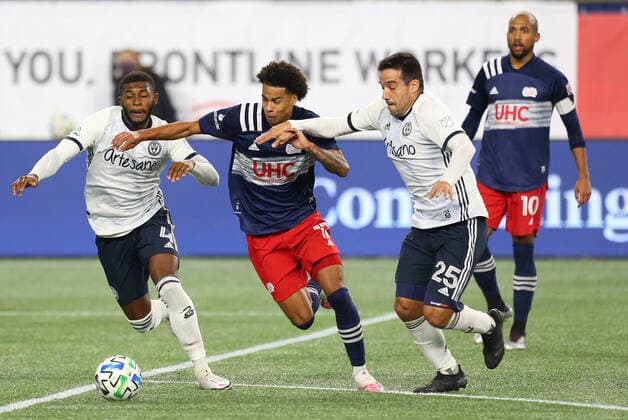 October 19, 2020; Foxborough, MA, USA; Philadelphia Union defender Mark McKenzie (4), New England Revolution forward Tajon Buchanan (17) and Philadelphia Union midfielder Ilsinho (25) in action during an MLS, Fussball Herren, USA match between Philadelphia Union and New England Revolution at Gillette Stadium. CSM Foxborough United States - ZUMAc04_ 20201019_zaf_c04_034 Copyright: xAnthonyxNesmithx