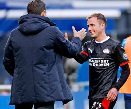Bilder des Jahres 2020, Sport 10 Oktober GOETZE Mario Team PSV Eindhoven jubelt nach seinem Tor zum 1 : 0 Spiel Niederlaendische erste Division PEC Zwote - PSV Eindhoven 0 : 3 *** GOETZE Mario Team PSV Eindhoven cheers after his goal for the 1 0 game Dutch first division PEC Zwote PSV Eindhoven 0 3