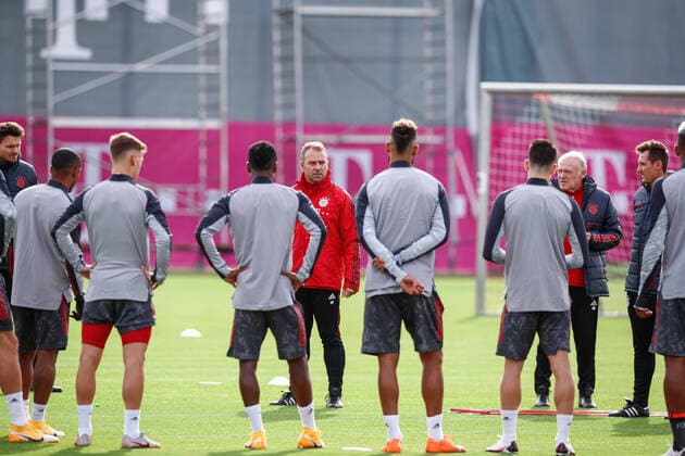 Hans Dieter Flick (Hansi ,Trainer Bayern Muenchen) spricht zu seinen Spielern. Abschlusstraining vor dem CL Spiel FC Bayern Muenchen-Atletico Madrid Fussball Champions League,Gruppe A, Gruppenphase,1.Spieltag, am 21.10.2020 A L L I A N Z A R E N A. DFL REGULATIONS PROHIBIT ANY USE OF PHOTOGRAPHS AS IMAGE SEQUENCES AND OR QUASI-VIDEO. Marco Donato FC Bayern Muenchen Fussball Champions League FC Bayern Muenchen-Atletico Madrid