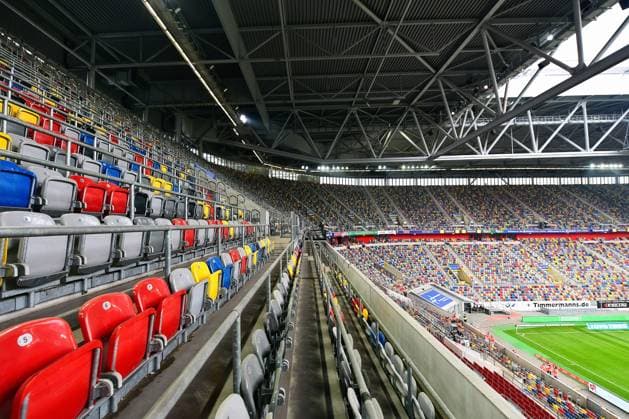 Fussball, Bundesliga, Deutschland, Herren, Saison 2020 2021, 4. Spieltag, Merkur-Spiel-Arena Düsseldorf, Fortuna Düsseldorf, F95 (rot) - Jahn Regensburg (schwarz) 2:2; Die bunten Sitzschalen in der leeren Merkur-Spiel-Arena. Feature, Symbol, Symbolbild, Corona, Covid-19, Geisterspiel. DFL REGULATIONS PROHIBIT ANY USE OF PHOTOGRAPHS AS IMAGE SEQUENCES AND OR QUASI-VIDEO