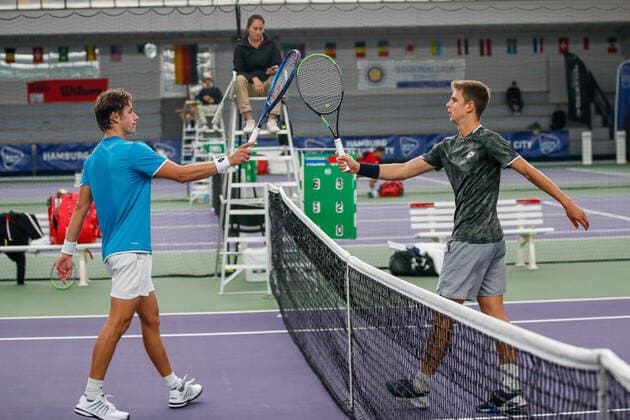 v.l., HENNING, Benedikt (GER) Ranking: PRO 1243 und, AJDUKOVIC, Duje (CRO) Ranking: PRO 387 bei den FUTURE NORD - ITF World Tennis Tour - M25 am 20.10.2020 in Hamburg (Verbandshalle Hamburg), Deutschland