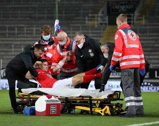 Bilder des Jahres 2020, Sport 10 Oktober Sport Themen der Woche KW43 Sport Bilder des Tages 21.10.2020, xklex, Fussball 3.Liga, 1.FC Kaiserslautern - FC Ingolstadt 04 emspor, v.l. Dominik Schad (1.FC Kaiserslautern) verletzt, Krankenwagen, Notarzt (DFL DFB REGULATIONS PROHIBIT ANY USE OF PHOTOGRAPHS as IMAGE SEQUENCES and or QUASI-VIDEO) Kaiserslautern *** 21 10 2020, xklex, Football 3 Liga, 1 FC Kaiserslautern FC Ingolstadt 04 emspor, v l Dominik Schad 1 FC Kaiserslautern injured, ambulance, emergency doctor DFL DFB REGULATIONS PROHIBIT ANY USE OF PHOTOGRAPHS as IMAGE SEQUENCES and or QUASI VIDEO Kaiserslautern