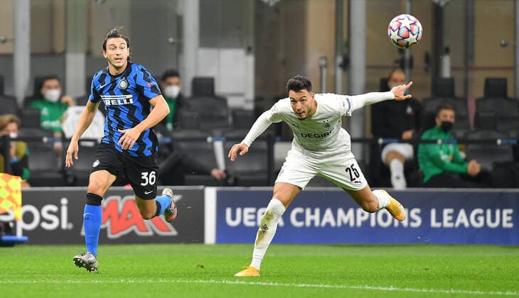 Bilder des Jahres 2020, Sport 10 Oktober Sport Themen der Woche KW43 Sport Bilder des Tages FUSSBALL CHAMPIONS LEAGUE SAISON 2020 2021 Vorrunde Gruppe B Inter Mailand - Borussia Moenchengladbach 21.10.2020 Ramy Bensebaini (re, Borussia Moenchengladbach) gegen Matteo Darmian (li, Inter Mailand) *** FOOTBALL CHAMPIONS LEAGUE SEASON 2020 2021 Preliminary Round Group B Inter Milan Borussia Moenchengladbach 21 10 2020 Ramy Bensebaini re, Borussia Moenchengladbach against Matteo Darmian li, Inter Milan