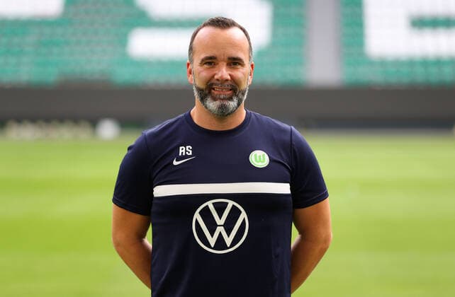 Chiropraktor Alexander Steinbrenner; VfL Wolfsburg; 1.BL, Porträttermin 2020 2021, Wolfsburg