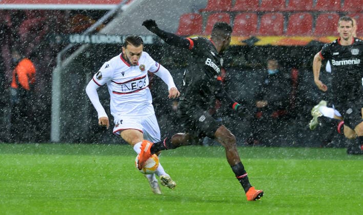 Fussball, UEFA Europa League, Herren, Saison 2020 2021, Gruppe C, 1. Spieltag, BayArena Leverkusen, Bayer Leverkusen (schwarz) - OGC Nizza (weiss); Amine Gouiri (NIZ), Edmond Tapsoba (LEV). Aktion DFL UEFA REGULATIONS PROHIBIT ANY USE OF PHOTOGRAPHS AS IMAGE SEQUENCES AND OR QUASI-VIDEO