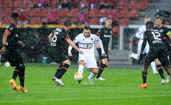 Fussball, UEFA Europa League, Herren, Saison 2020 2021, Gruppe C, 1. Spieltag, BayArena Leverkusen, Bayer Leverkusen (schwarz) - OGC Nizza (weiss); Amine Gouiri (NIZ), Julian Baumgartlinger (LEV), Aktion DFL UEFA REGULATIONS PROHIBIT ANY USE OF PHOTOGRAPHS AS IMAGE SEQUENCES AND OR QUASI-VIDEO