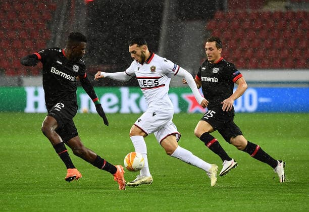 22.10.2020, xjhx, Fussball UEFA Europa League, Bayer 04 Leverkusen - OGC Nizza emspor, v.l. Edmond Tapsoba (Bayer Leverkusen), Amine Gouiri (OGC Nizza), Julian Baumgartlinger (Bayer Leverkusen) (DFL DFB REGULATIONS PROHIBIT ANY USE OF PHOTOGRAPHS as IMAGE SEQUENCES and or QUASI-VIDEO) Leverkusen