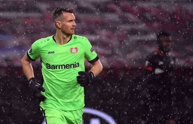22.10.2020, xjhx, Fussball UEFA Europa League, Bayer 04 Leverkusen - OGC Nizza emspor, v.l. Lukas Hradecky (Bayer Leverkusen) im regen (DFL DFB REGULATIONS PROHIBIT ANY USE OF PHOTOGRAPHS as IMAGE SEQUENCES and or QUASI-VIDEO) Leverkusen