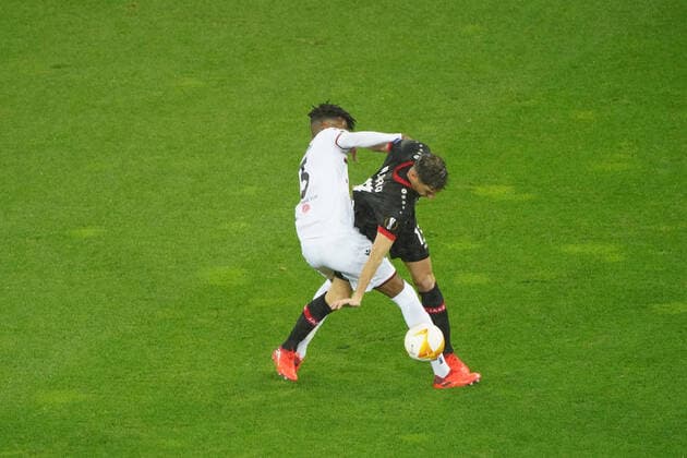 Fussball , Europa League, Saison 2020 2021, Corona Zeit, Covid-19, Bayer 04 Leverkusen vs OGC Nizza , Gruppenphase, Gruppe C, 22.10.2020, Bayarena Leverkusen,rodson sambu, nizza, lucas alario, Bayer 04 Leverkusen ,