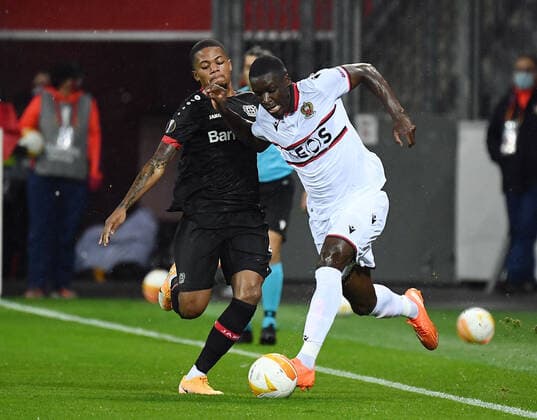 22.10.2020, xjhx, Fussball UEFA Europa League, Bayer 04 Leverkusen - OGC Nizza emspor, v.l. Leon Bailey (Bayer Leverkusen), Stanley Nsoki (OGC Nizza) (DFL DFB REGULATIONS PROHIBIT ANY USE OF PHOTOGRAPHS as IMAGE SEQUENCES and or QUASI-VIDEO) Leverkusen