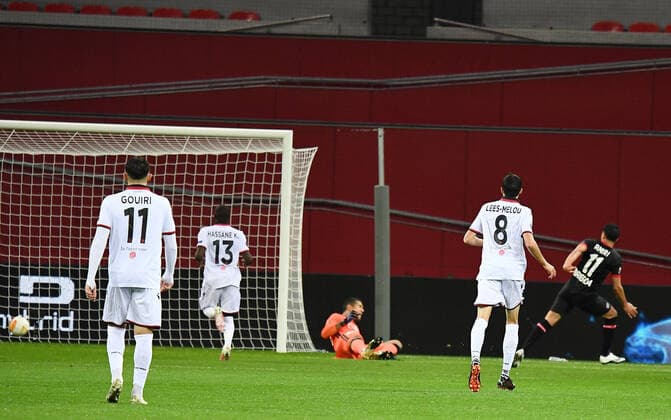 22.10.2020, xjhx, Fussball UEFA Europa League, Bayer 04 Leverkusen - OGC Nizza emspor, v.l. Walter Benitez (OGC Nizza), Nadiem Amiri (Bayer Leverkusen) Goal scored, erziehlt das Tor zum 1:0 (DFL DFB REGULATIONS PROHIBIT ANY USE OF PHOTOGRAPHS as IMAGE SEQUENCES and or QUASI-VIDEO) Leverkusen