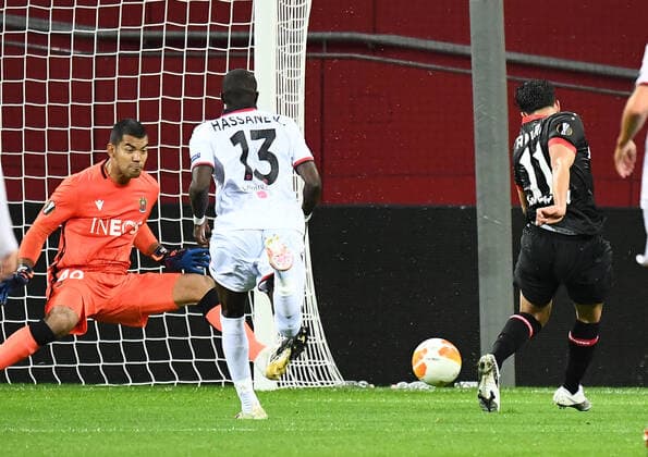 22.10.2020, xjhx, Fussball UEFA Europa League, Bayer 04 Leverkusen - OGC Nizza emspor, v.l. Walter Benitez (OGC Nizza), Nadiem Amiri (Bayer Leverkusen) Goal scored, erziehlt das Tor zum 1:0 (DFL DFB REGULATIONS PROHIBIT ANY USE OF PHOTOGRAPHS as IMAGE SEQUENCES and or QUASI-VIDEO) Leverkusen