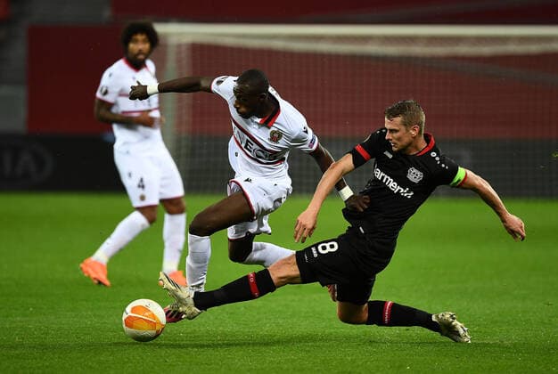 22.10.2020, xjhx, Fussball UEFA Europa League, Bayer 04 Leverkusen - OGC Nizza emspor, v.l. Hassane Kamara (OGC Nizza), Lars Bender (Bayer Leverkusen) (DFL DFB REGULATIONS PROHIBIT ANY USE OF PHOTOGRAPHS as IMAGE SEQUENCES and or QUASI-VIDEO) Leverkusen