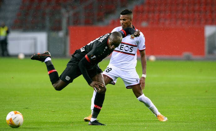 Fussball, UEFA Europa League, Herren, Saison 2020 2021, Gruppe C, 1. Spieltag, BayArena Leverkusen, Bayer Leverkusen (schwarz) - OGC Nizza (weiss); Moussa Diaby (LEV), Hicham Boudaoui (NIZ). Aktion DFL UEFA REGULATIONS PROHIBIT ANY USE OF PHOTOGRAPHS AS IMAGE SEQUENCES AND OR QUASI-VIDEO