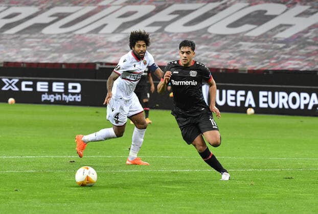 Nadiem Amiri (Bayer 04 Leverkusen) erzielt das Tor zum 1:0, re., gegen Dante (OGC Nizza) 22.10.2020, Fussball, UEFA Europa League, Saison 2020 2021, 1. Spieltag, Bayer 04 Leverkusen - OGC Nizza Foto: TEAM2sportphoto Leverkusen BayArena Nordrhein Westfalen Deutschland