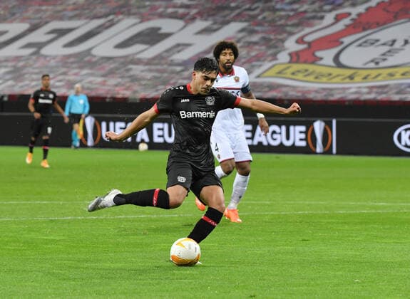 Sport Bilder des Tages Nadiem Amiri (Bayer 04 Leverkusen) erzielt mit diesem Schuss das Tor zum 1:0, hinten Dante (OGC Nizza) 22.10.2020, Fussball, UEFA Europa League, Saison 2020 2021, 1. Spieltag, Bayer 04 Leverkusen - OGC Nizza Foto: TEAM2sportphoto Leverkusen BayArena Nordrhein Westfalen Deutschland