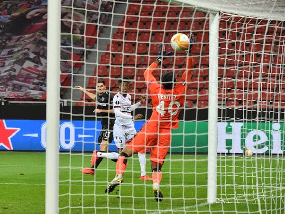 Lucas Alario (Bayer 04 Leverkusen), hinten links, erzielt mit diesem Schuss das Tor zum 2:0 22.10.2020, Fussball, UEFA Europa League, Saison 2020 2021, 1. Spieltag, Bayer 04 Leverkusen - OGC Nizza Foto: TEAM2sportphoto Leverkusen BayArena Nordrhein Westfalen Deutschland