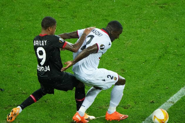 Fussball , Europa League, Saison 2020 2021, Corona Zeit, Covid-19, Bayer 04 Leverkusen vs OGC Nizza , Gruppenphase, Gruppe C, 22.10.2020, Bayarena Leverkusen , Leon Bailey,Stanley N™Soki, Bayer 04 Leverkusen ,
