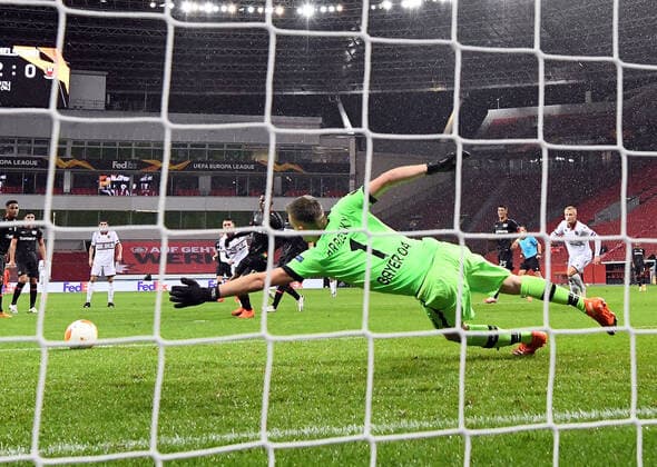 22.10.2020, xjhx, Fussball UEFA Europa League, Bayer 04 Leverkusen - OGC Nizza emspor, v.l. Lukas Hradecky (Bayer Leverkusen), Amine Gouiri (OGC Nizza) Goal scored, erziehlt das Tor zum 2:1 (DFL DFB REGULATIONS PROHIBIT ANY USE OF PHOTOGRAPHS as IMAGE SEQUENCES and or QUASI-VIDEO) Leverkusen